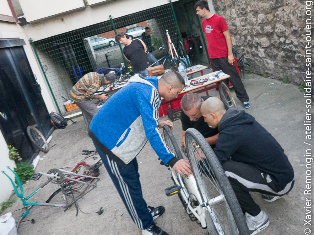 Démontage des vélos pour le recyclage au foyer des jeunes travailleurs. Saint-Ouen, septembre 2014.