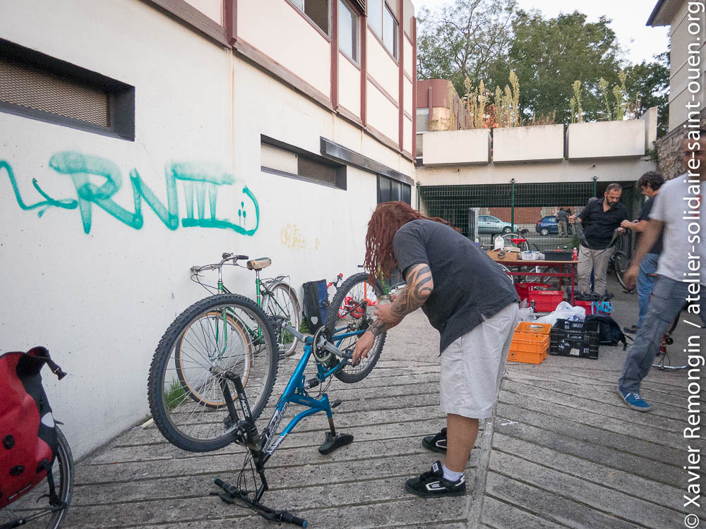 Atelier solidaire, démontage des vélos au foyer Cara le mardi 9 septembre 2014.