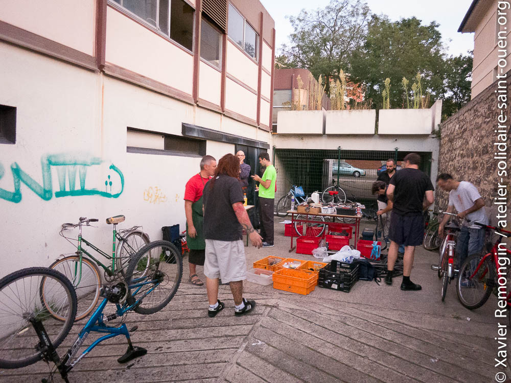 Atelier solidaire, démontage des vélos au foyer Cara le mardi 9 septembre 2014.