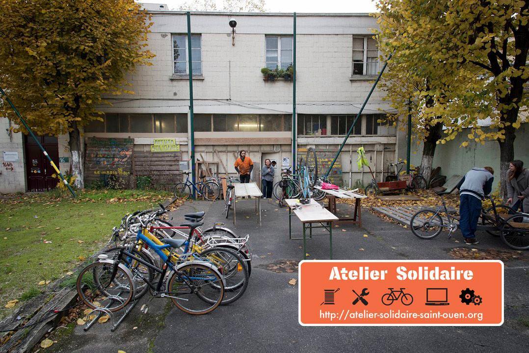 Parking devant l'atelier